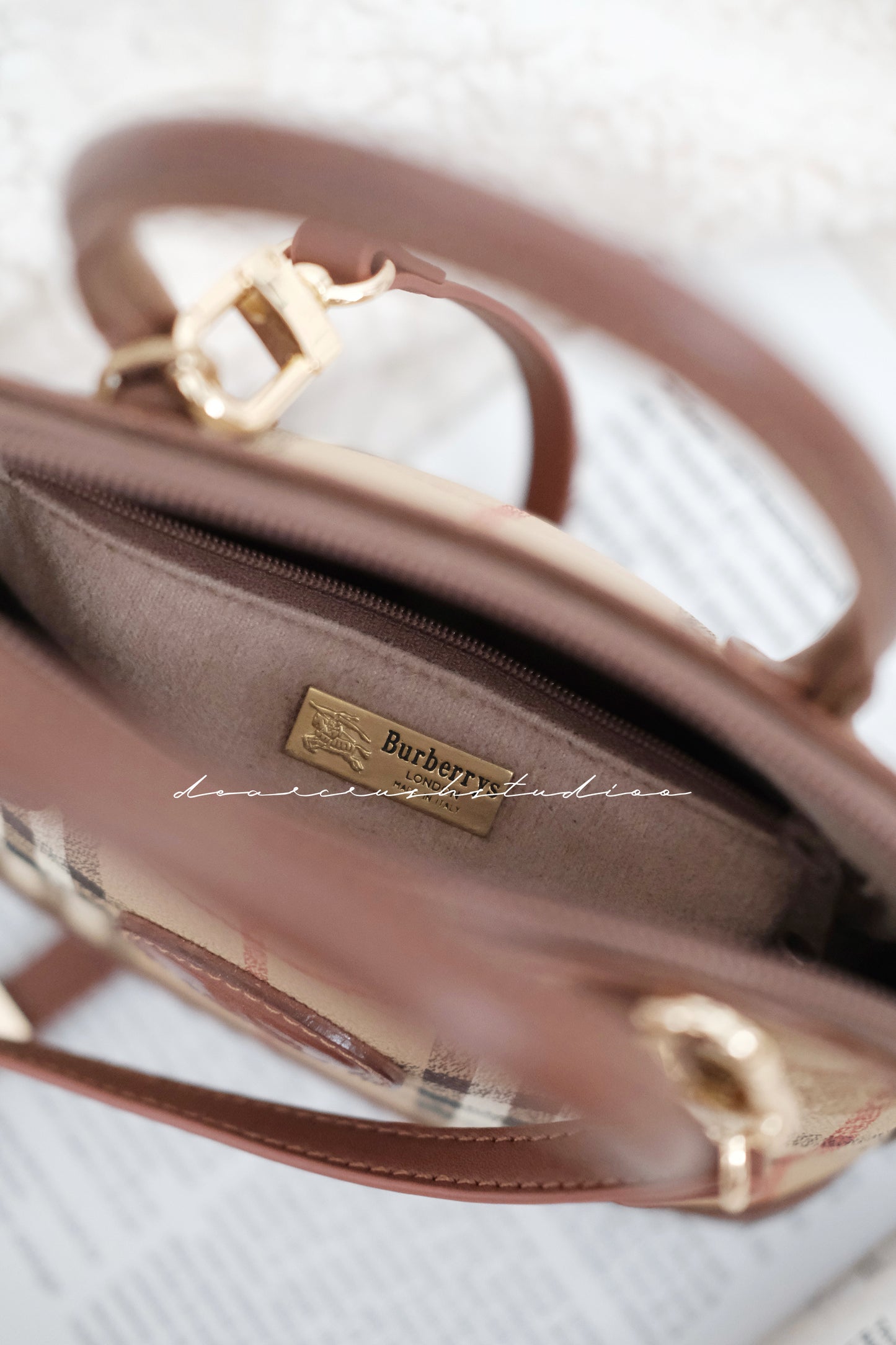 Burberry Alma BB · 經典戰馬格紋迷你貝殼包